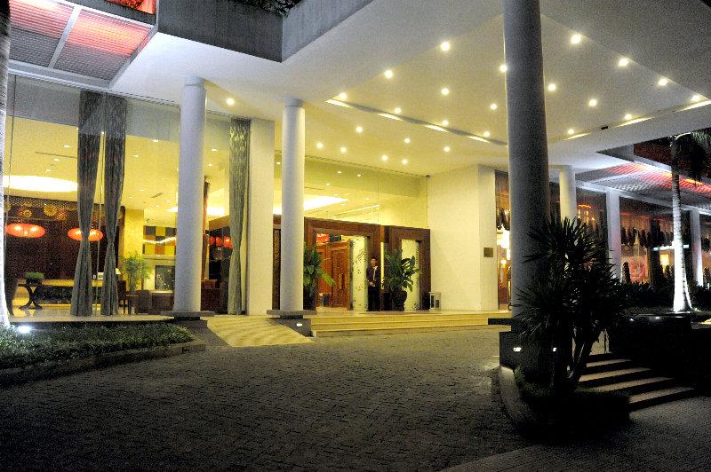 Muong Thanh Holiday Hue Hotel Buitenkant foto